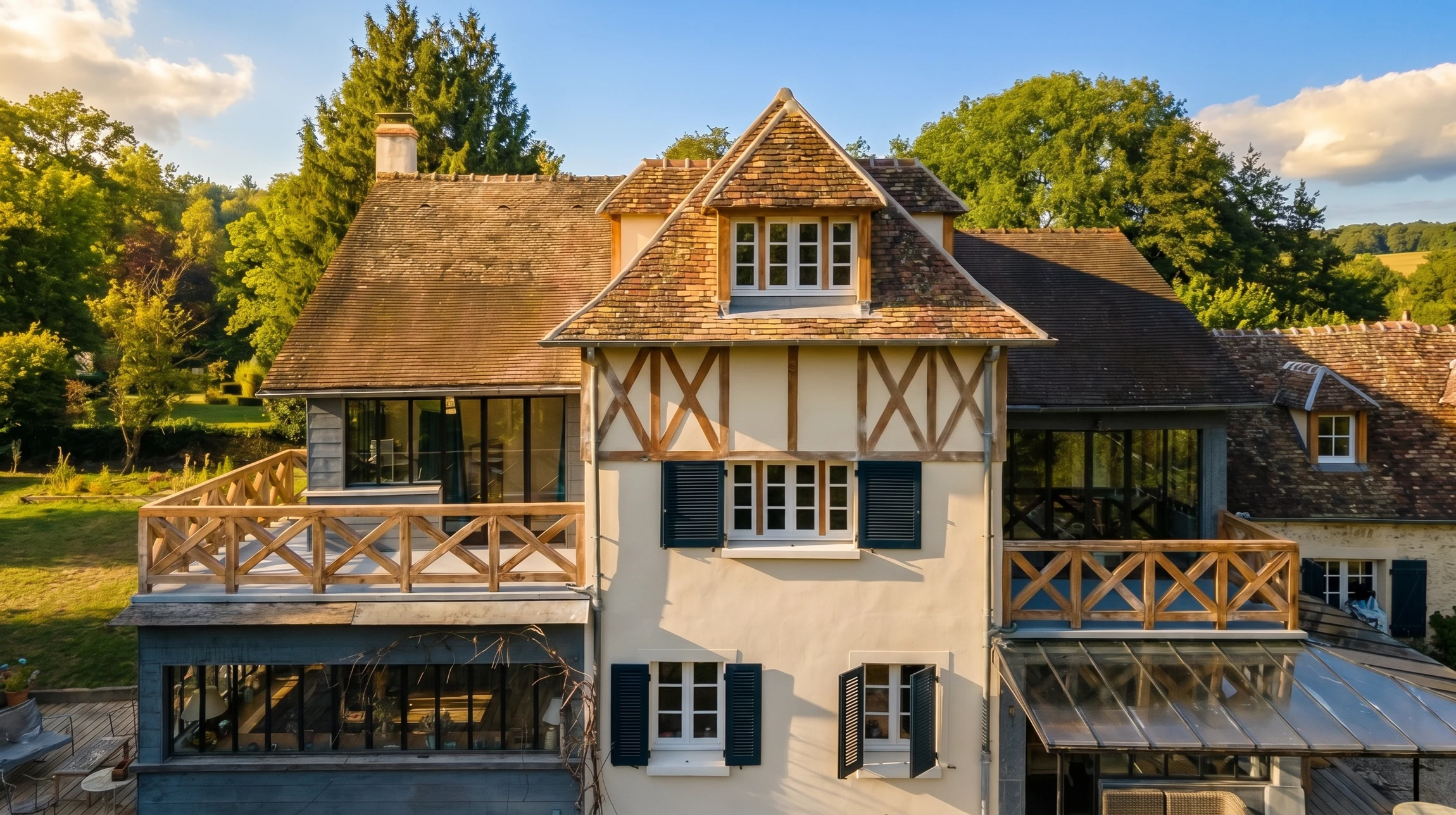 Artisan menuisier travaillant dans un atelier, marquant au crayon une pièce de bois massif